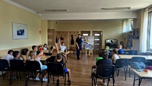 na zdjęciu policjantka prowadzi prelekcje