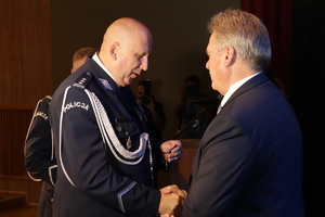 na zdjęciu zastępca Komendanta Wojewódzkiego Policji w Katowicach wręczający medal