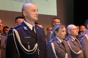na zdjęciu policjanci przystępujący do inauguracji