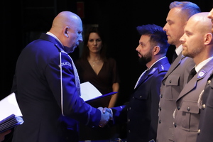 na zdjęciu policjanci biorący udział w obchodach święta Policji