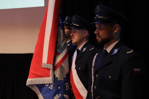 na zdjęciu policjanci prowadzący sztandar