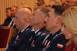na zdjęciu policjanci oraz zaproszeni goście