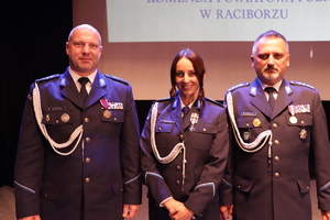 na zdjęciu wyróżnieni policjanci