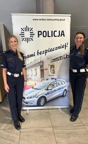 na zdjęciu policjantki wprowadzające gości w trakcie obchodów Święta Policji
