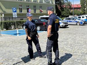 na zdjęciu Policjant i Strażnik Miejski