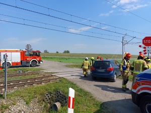 na zdjęciu pojazd uszkodzony na przejedzie kolejowym na miejscu wszystkie służby ratunkowe