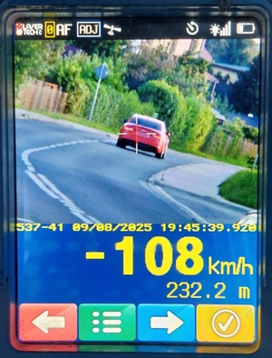 na zdjęciu prędkość 108 z urządzenia pomiarowego i czerwone audi