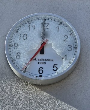 na zdjęciu zniszczony zegar