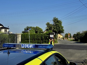 na zdjęciu policjant mierzy prędkość