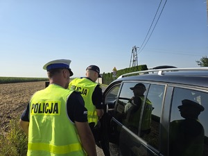 na zdjęciu policjanci prowadza kontrole