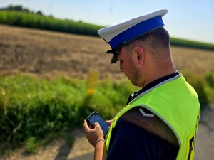 na zdjęciu policjant ruchu drogowego