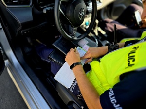 na zdjęciu policjant wystawia mandat