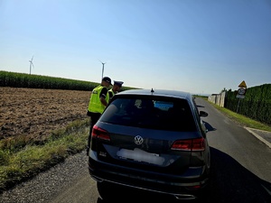 na zdjęciu policjanci kontrolują prędkość