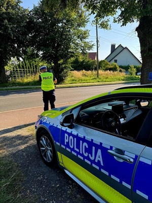 na zdjęciu policjant mierzy prędkość
