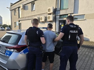 na zdjęciu policjanci z zatrzymanym