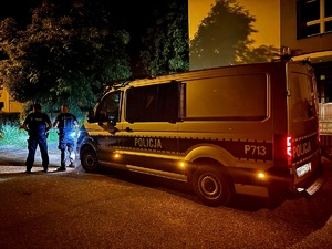na zdjęciu radiowóz policyjny i policjanci stojący obok