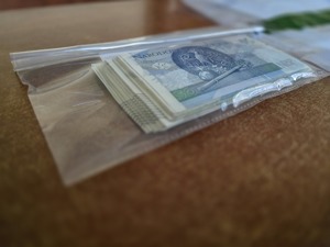 na zdjęciu zabezpieczona gotówka