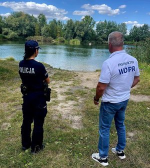 na zdjęciu policjantka i ratownik wopr nad woda