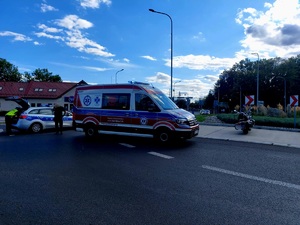 na zdjęciu radiowóz motocykl i karetka pogotowia