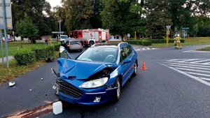 na zdjęciu rozbity peugeot na skrzyżowaniu koloru niebieskiego