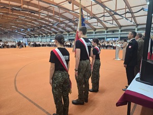 Zdjęcie kolorowe z inauguracji roku szkolnego. Zdjęcie przedstawia klasy mundurowe oraz Z-cę Naczelnika WP oraz Specjalistę zespołu ds. nieletnich
