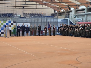 Zdjęcie kolorowe z inauguracji roku szkolnego. Zdjęcie przedstawia klasy mundurowe oraz Z-cę Naczelnika WP oraz Specjalistę zespołu ds. nieletnich
