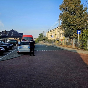 na zdjęciu policjant przy szkole