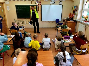 na zdjeciu policjant na spotkaniu z dziećmi