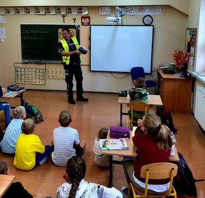 na zdjeciu policjant na spotkaniu z dziecmi