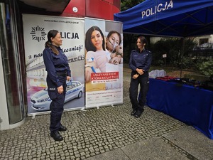 na zdjęciu policjantki