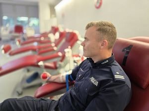 na zdjęciu komendant podczas oddawania krwi