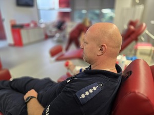 na zdjęciu policjant oddaje krew