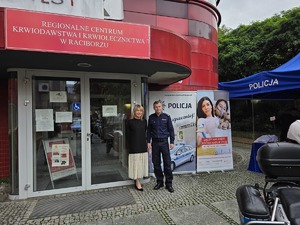 na zdjęciu komendant z panią dyrektor