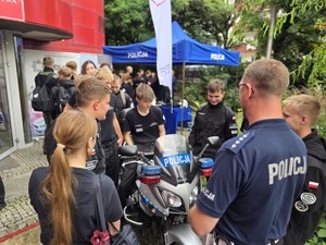na zdjęciu uczniowie klasy mundurowej przy motocyklu