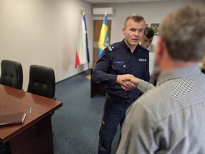 na zdjęciu komendant dziękuje mężczyźnie