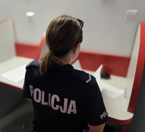 na zdjęciu policjantka wypełnia formularz