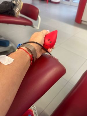 na zdjeciu kobieta ma pobierana krew