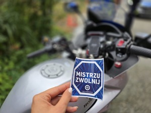 na zdjeciu naklejka mistrzu zwolnij