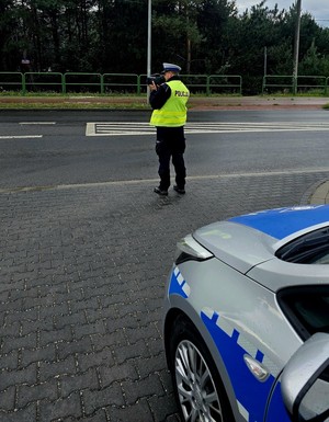 na zdjeciu policjant mierzy prędkośc