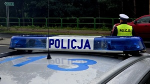 na zdjęciu policjant ruchu drogowego mierzy prędkość