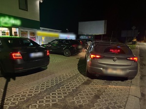 na zdjęciu radiowóz podczas kontroli pojazdu