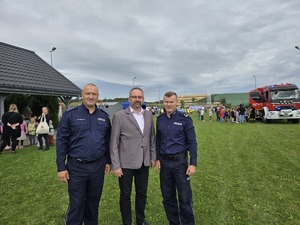 na zdjęciu komendanci oraz wójt