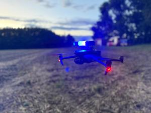na zdjęciu dron