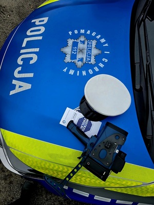 na zdjęciu radar i czapka policyjna z wydziału ruchu drogowego