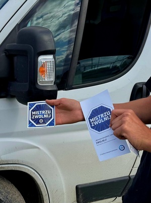 na zdjeciu przy kontroli rozdawane naklejki mistrzu zwolnij