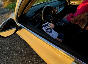 na zdjeciu przy kontroli rozdawane naklejki mistrzu zwolnij