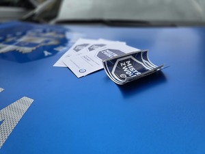 na zdjeciu naklejki na radiowozie mistrzu zwolnij