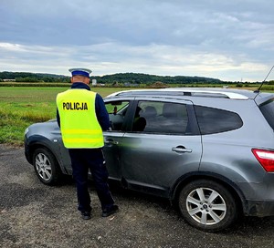 na zdjęciu policjant przy kontroli drogowej