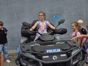 na zdjeciu dziewczynka na quadzie