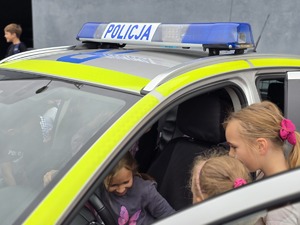 na zdjeciu dzieci przy radiowozie